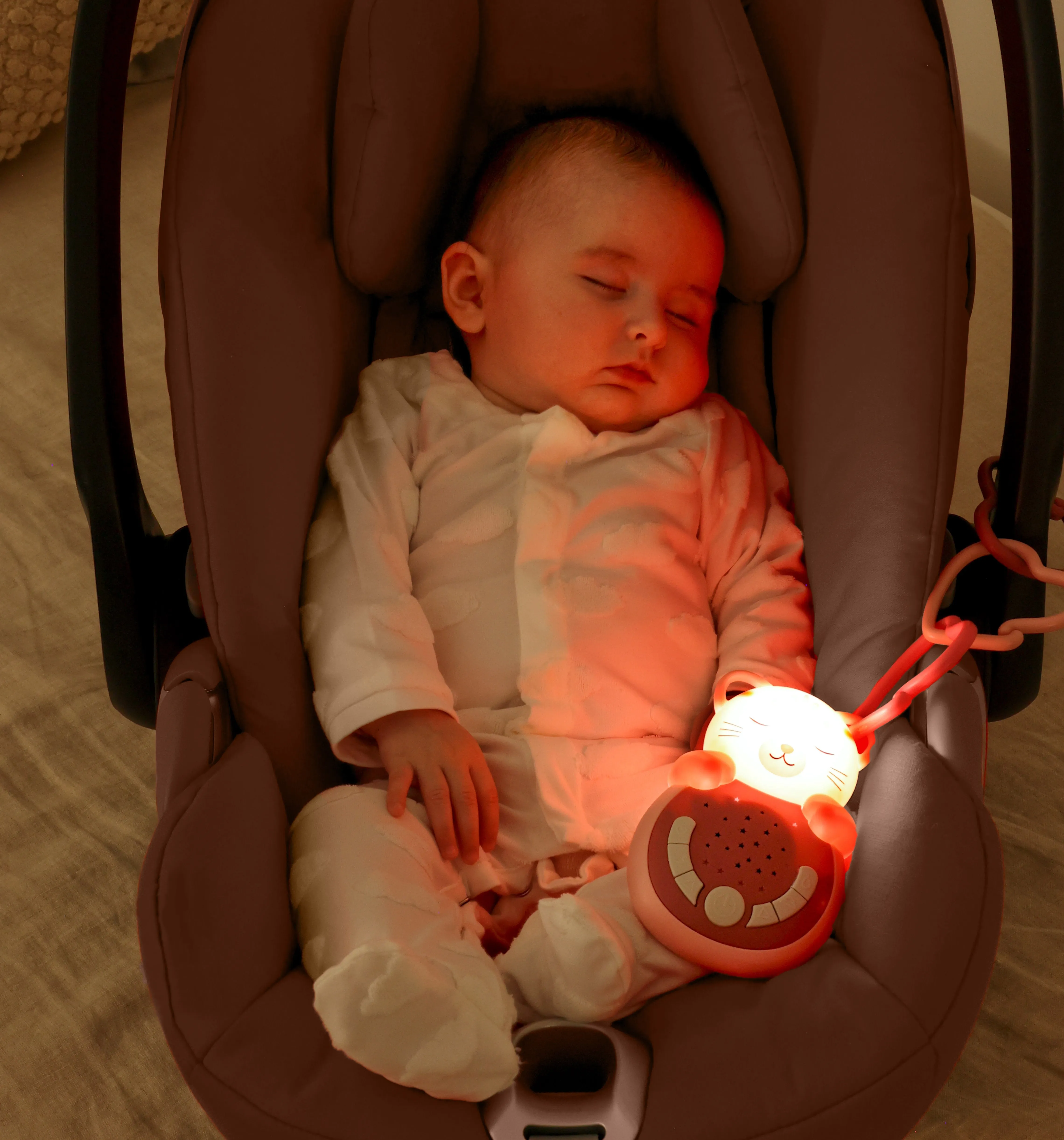 Cloud.b Sweet Dreamz™ Travel Sound Soother - Portable Comfort with Nightlight & Calming Sounds